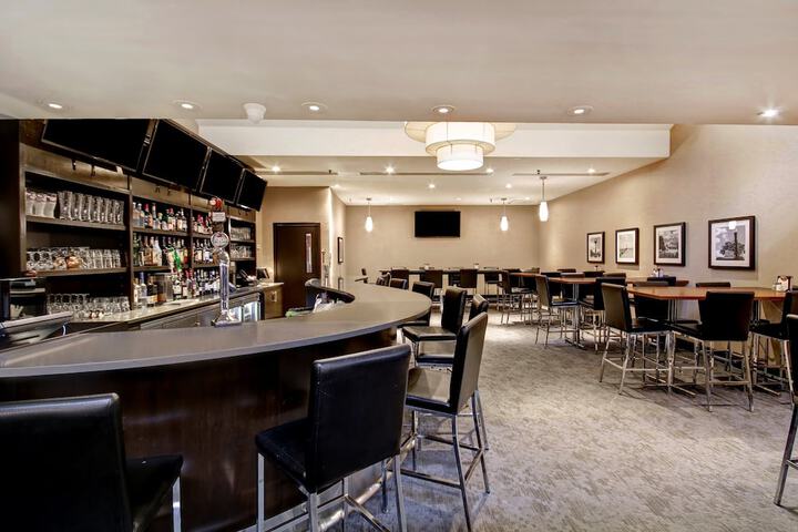 Holiday Inn Oakville Centre by IHG