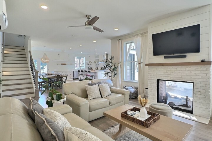 Serene 5BR Farmhouse Retreat Shoreline
