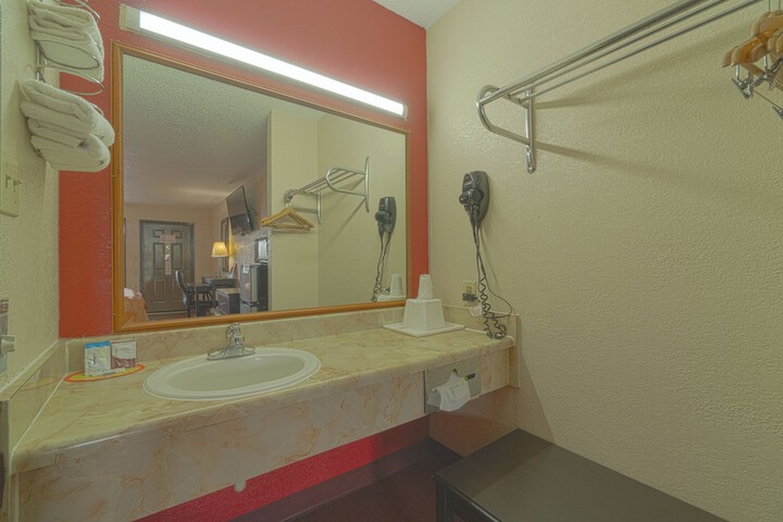 Regency Inn & Suites by OYO Bay City TX