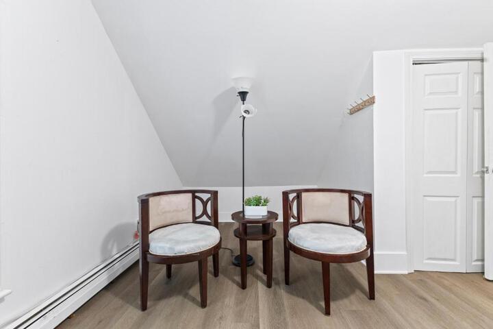 17-19Cozy & Spacious 6BR home in Malden with window AC and free parking