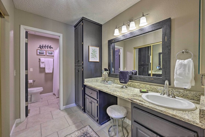 Bella Vista Home w / Deck + Trails: on Golf Course!
