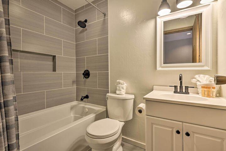 Lakefront Dillon Condo w / Pool Access: Near Skiing