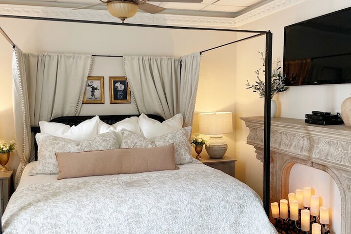Room 8 of 18