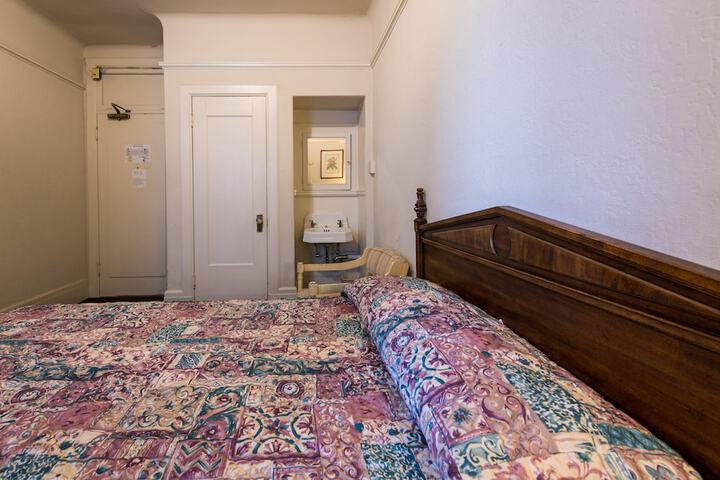 Room 23 of 38