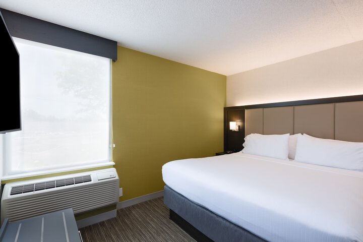 Room 10 of 28