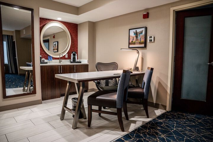 Lounge 142 of 158