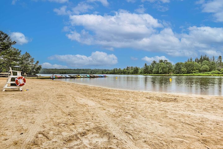 Walk to Beach: Beautiful Lake Naomi Retreat!