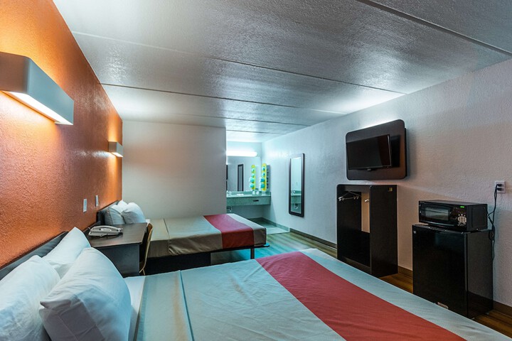 Motel 6 Cleveland TX