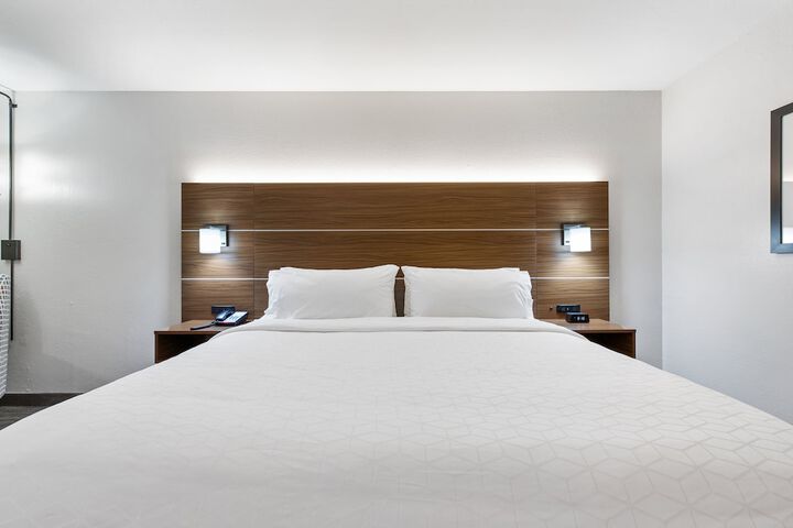 Room 32 of 60