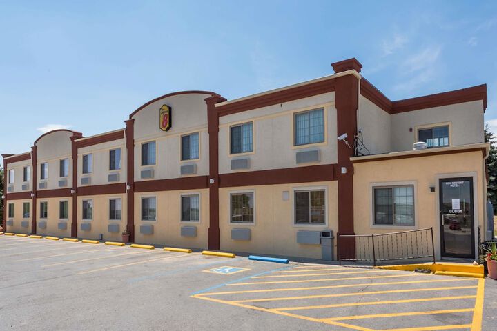 Super 8 by Wyndham Douglas