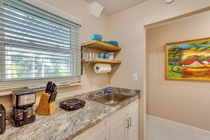 Peaceful Loxahatchee Apartment w / Covered Porch