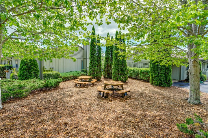Bright Franklin Villa: Fireplace Golf Course View