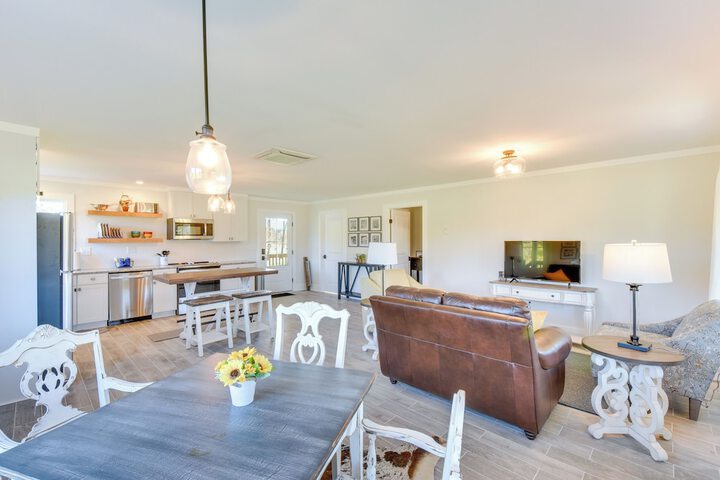Modern Clarkesville Cottage w / Decks & Patio!