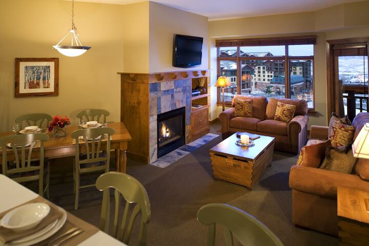 Lounge 32 of 34
