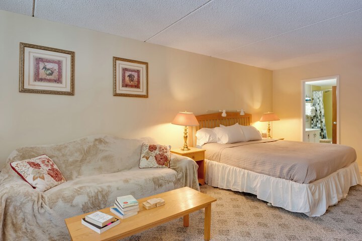Close to Smuggs Lifts! Cozy Mountain-view Condo