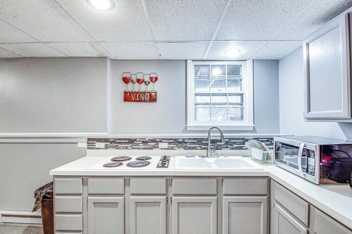 Shawnee Vacation Rental 11 Mi to Kansas City!