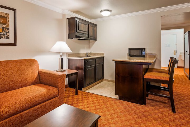 Lompoc Valley Inn and Suites