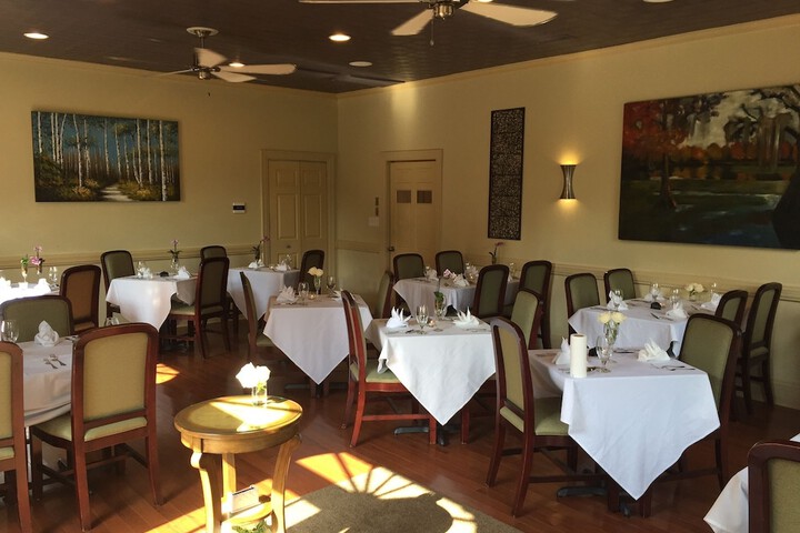 Dining 77 of 103
