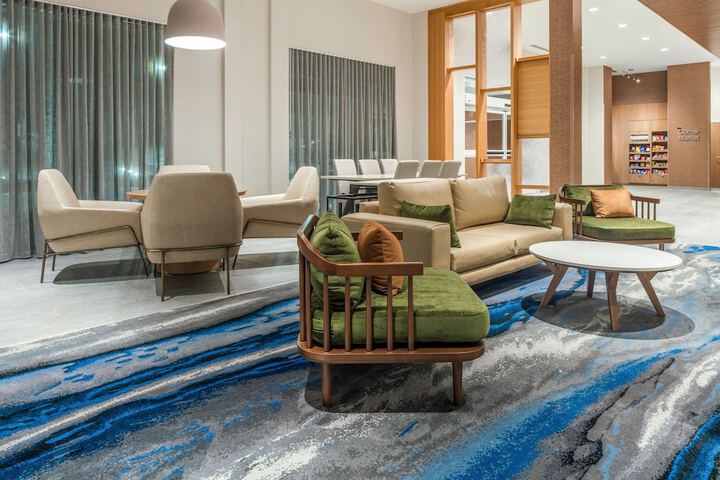 Lounge 15 of 20