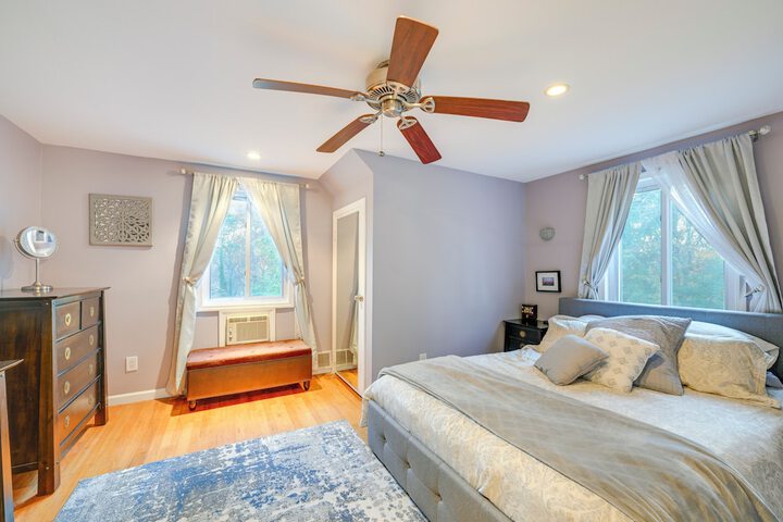 Cozy Dix Hills Apt w / Deck 7 Mi to Beach!
