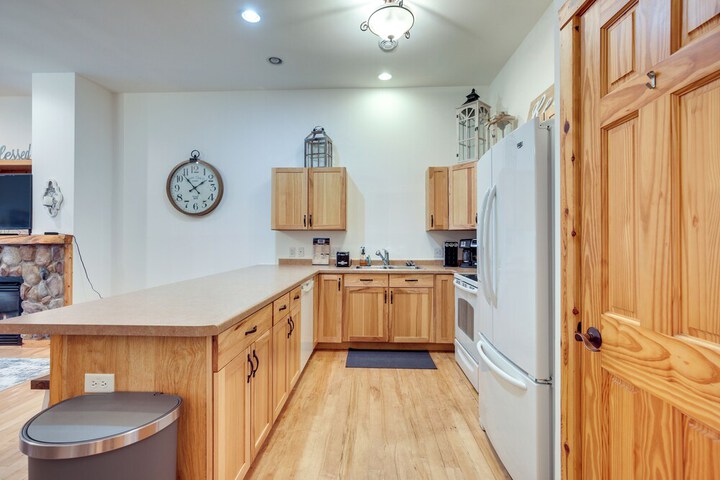 Lake Minocqua Condo w / Shared Fire Pit!