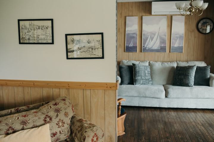 Lounge 143 of 156