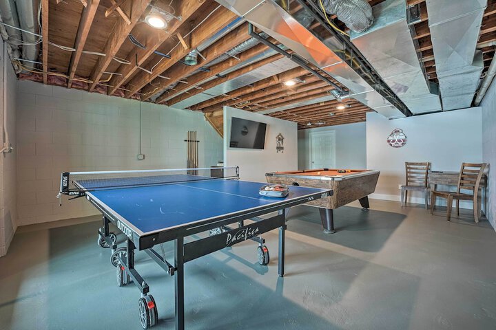 Pet-friendly Grass Lake Retreat w / Game Room!