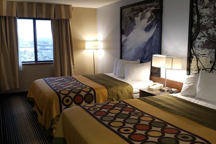 Super 8 by Wyndham Milwaukee Airport