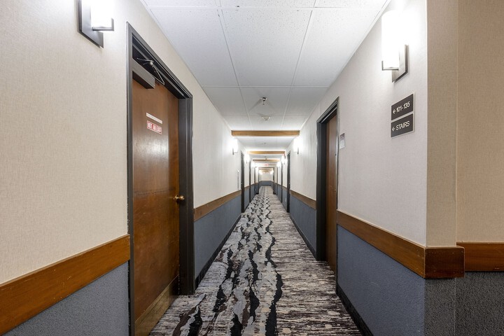 Ballroom/Hall 22 of 23
