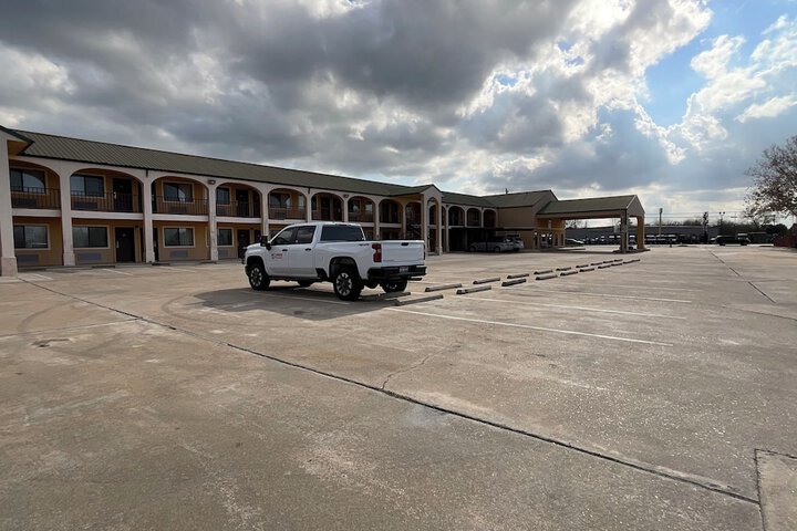 Executive Inn & Suites