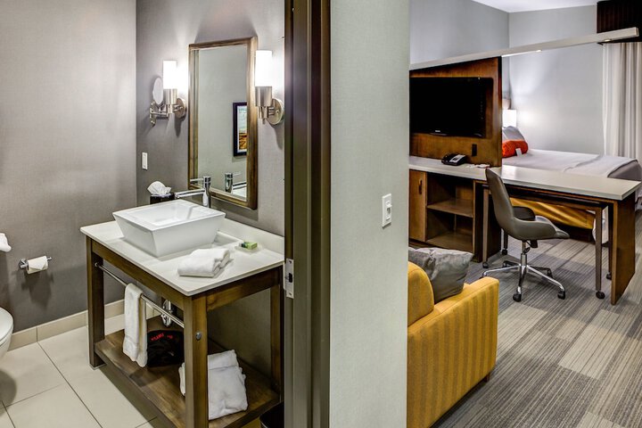 DoubleTree by Hilton West Fargo Sanford Medical Center Area