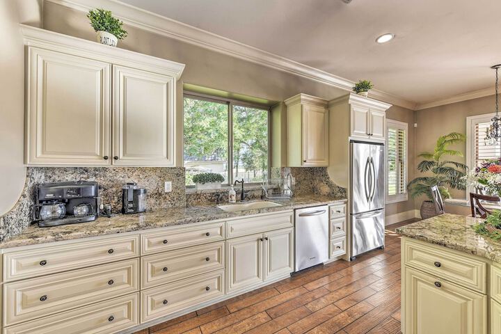 Near Wineries: Elk Grove Getaway w / Saltwater Pool