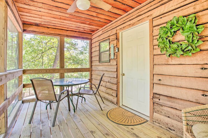 Bright Davis Escape w / Screened-in Porch!