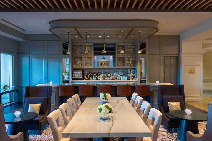 Lounge 77 of 98