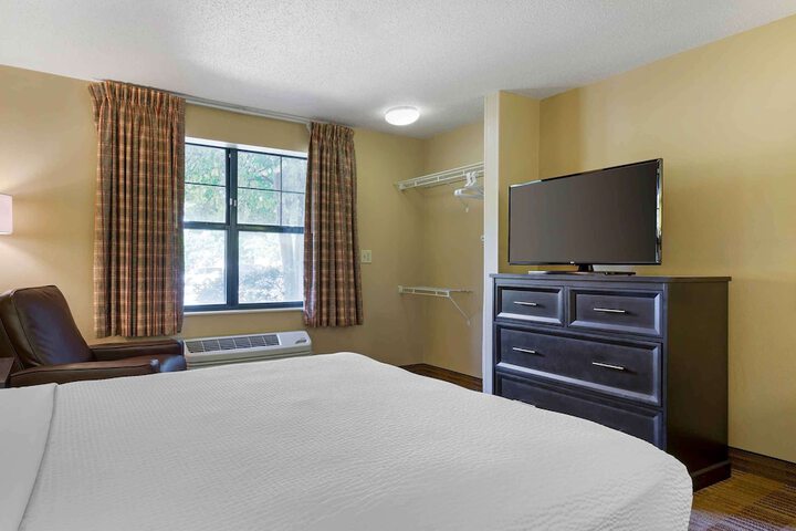 Room 27 of 33