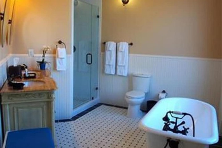 Room 30 of 102
