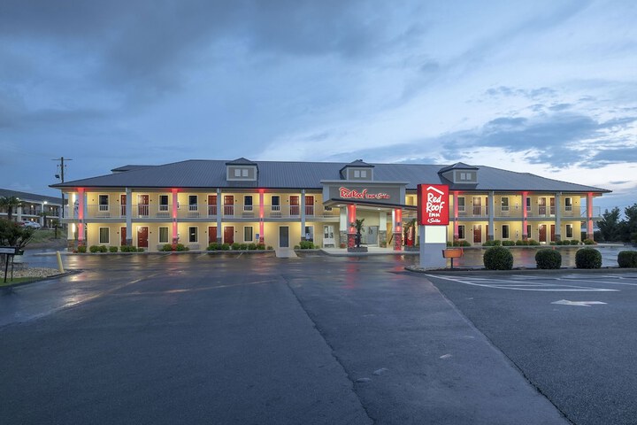 Red Roof Inn & Suites Calhoun