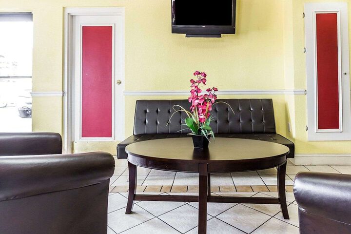 Econo Lodge Inn & Suites Matthews - Charlotte