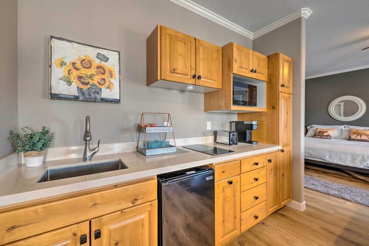 Large Cozy Midway Studio w / Mountain Views!
