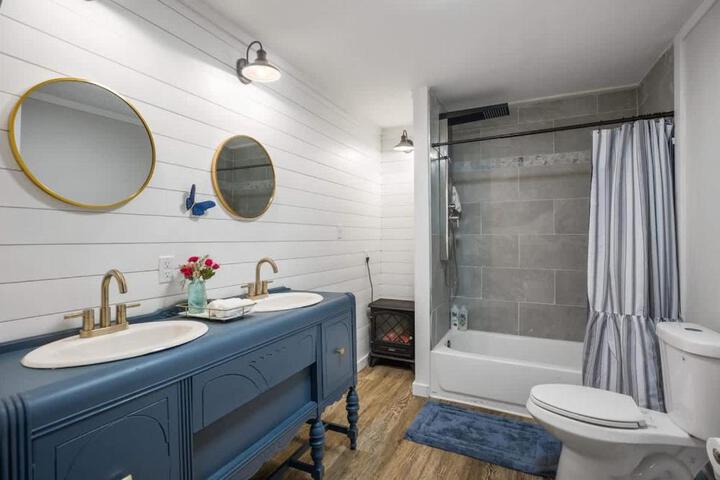 Charming 4 bedroom farmhouse with large backyard for entertaining