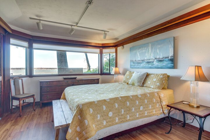 Enchanting Coos Bay Sanctuary w / Lush Views!