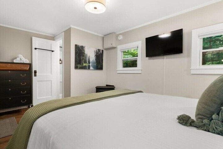 The Aurora Inn & Cottages