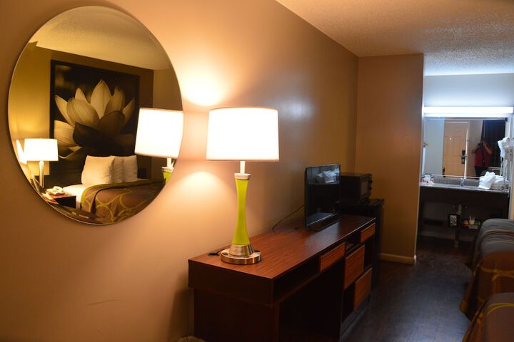 Super 8 by Wyndham Madison