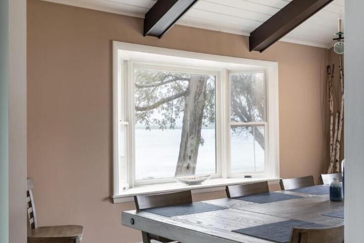 Sandbar Cedar Cottage on Lake Leelanau