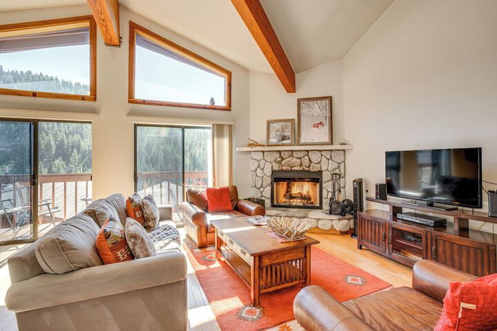 1 Mi to Diamond Peak: Townhome w / Lake Views
