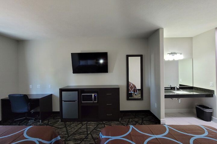 Room 13 of 18
