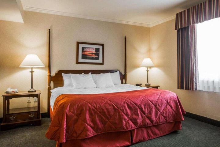 Clarion Inn & Suites at the Outlets of Lake George