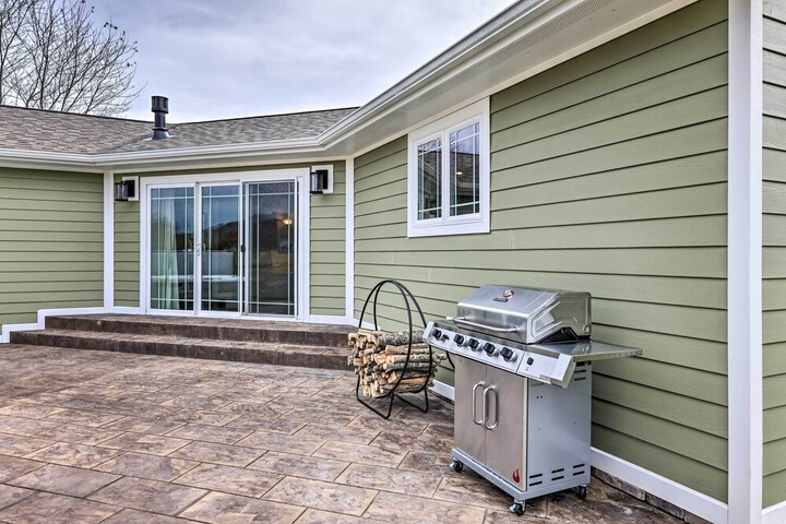 Modern Marlinton Home w / Hot Tub & Mtn Views!