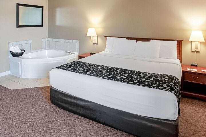 Econo Lodge Menomonie on the Bay