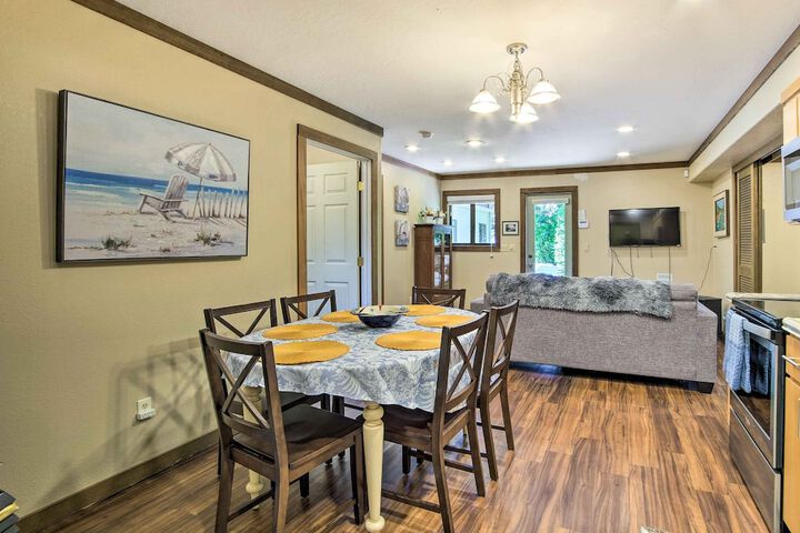 Coos Bay Cottage w / Fireplace & BBQ Patio!